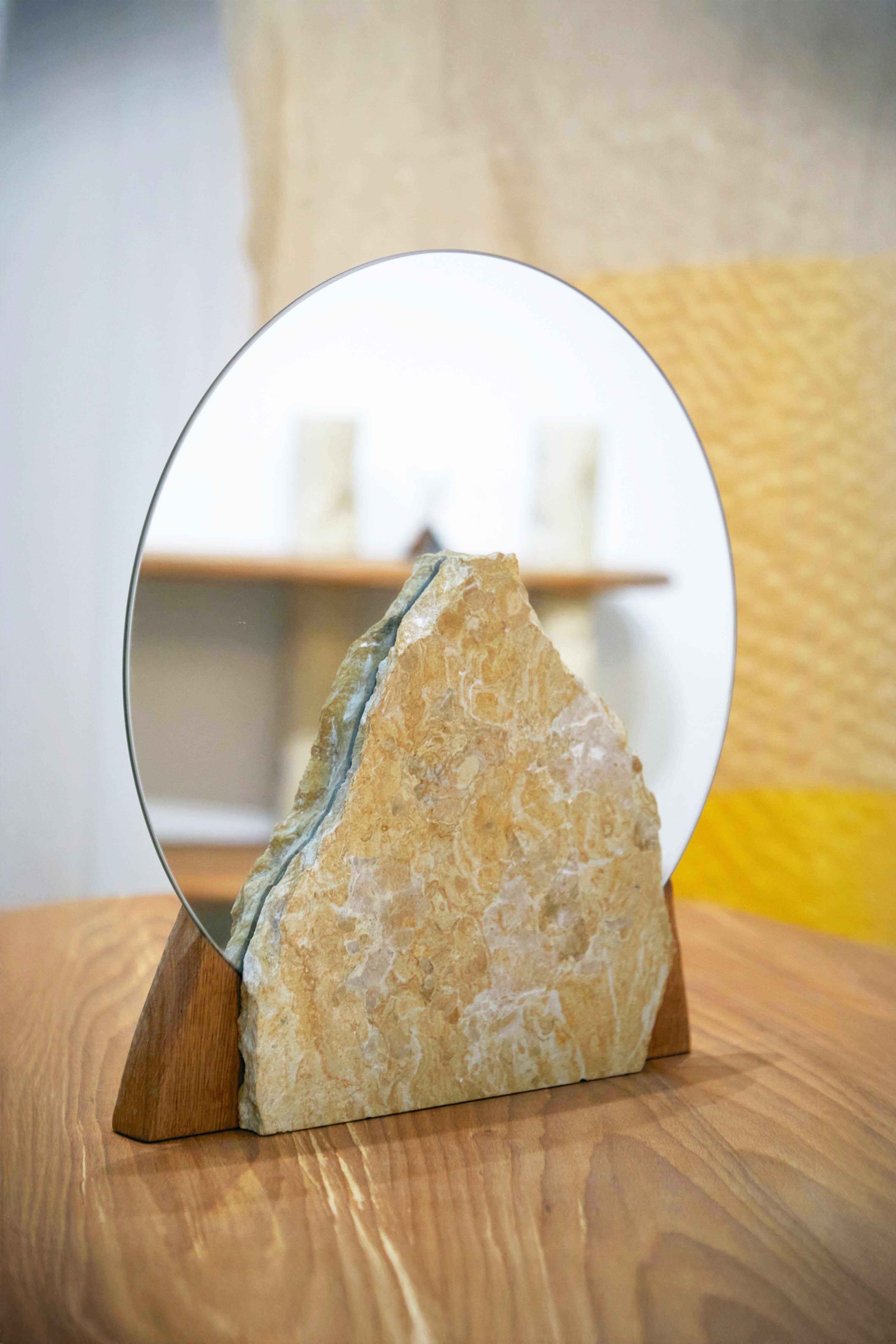 Echo_table_mirror_Ariane_van_Dievoet_Augusta_c_Oksana_Tkachuk.jpg