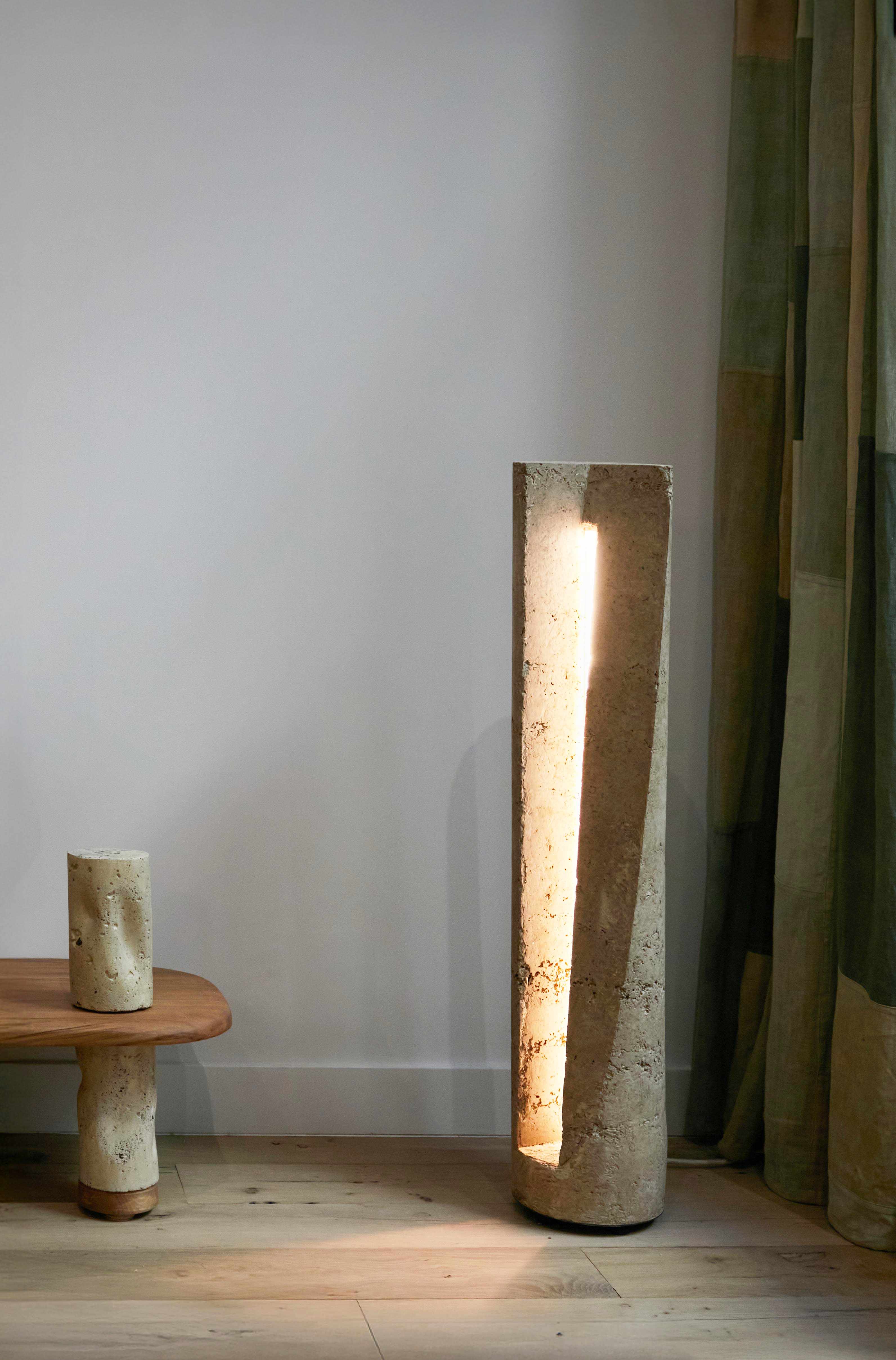 Tellura_console_and_Glow_lamp_Cru_Augusta_c_Oksana_Tkachuk.jpg